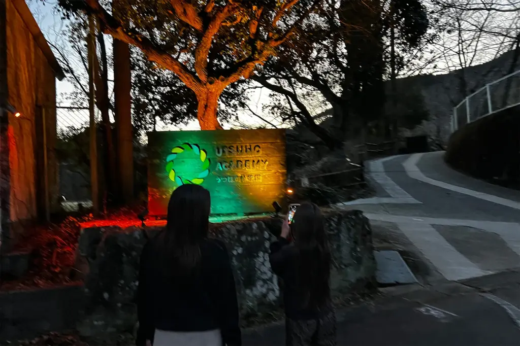 実際に照明器具とカラーフィルムで照らしてみている様子①